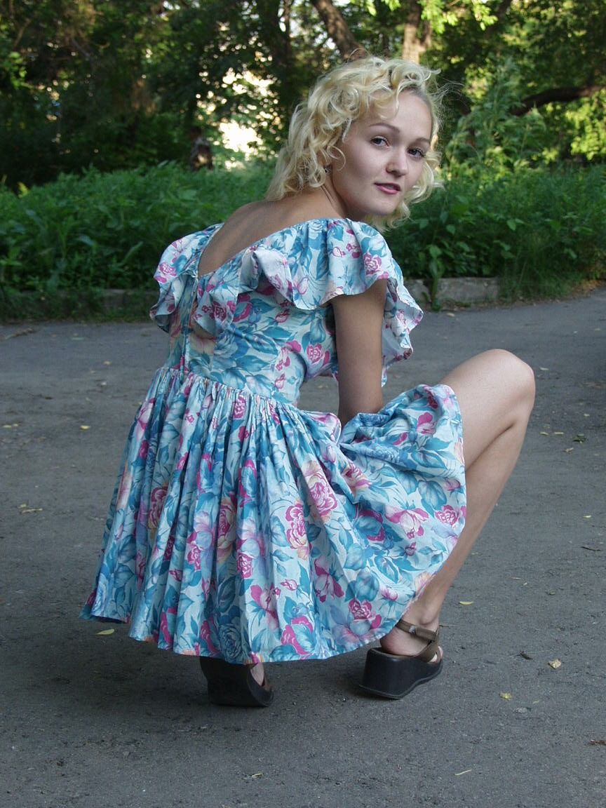 16P Jóvenes lesbianas con vestidos de verano se besan con la lengua y lamen el coño en un camino del parque