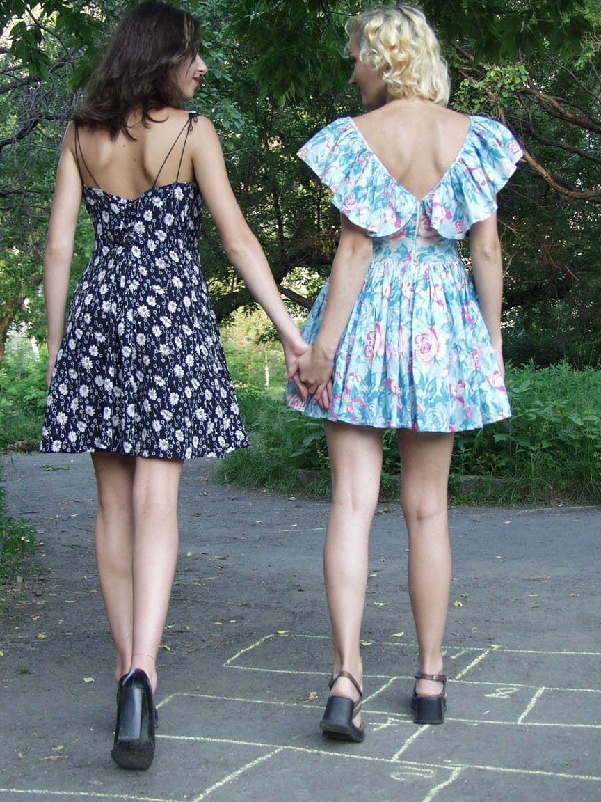 16P Jóvenes lesbianas con vestidos de verano se besan con la lengua y lamen el coño en un camino del parque