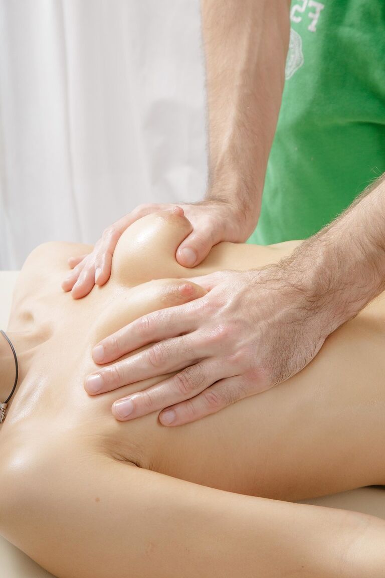 15P La beauté à peine légale Nika baise son masseur après avoir été frottée