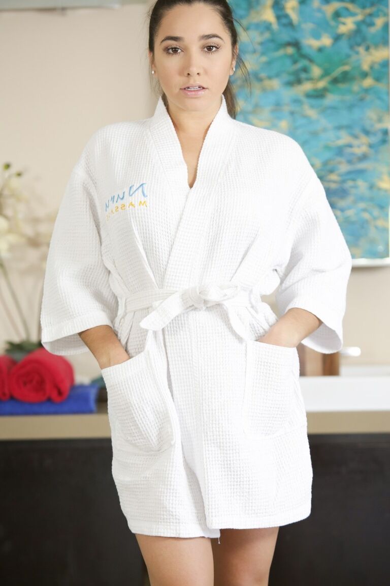 17P, Karlee Grey, assistante de massage, enlève également sa robe et sa lingerie.