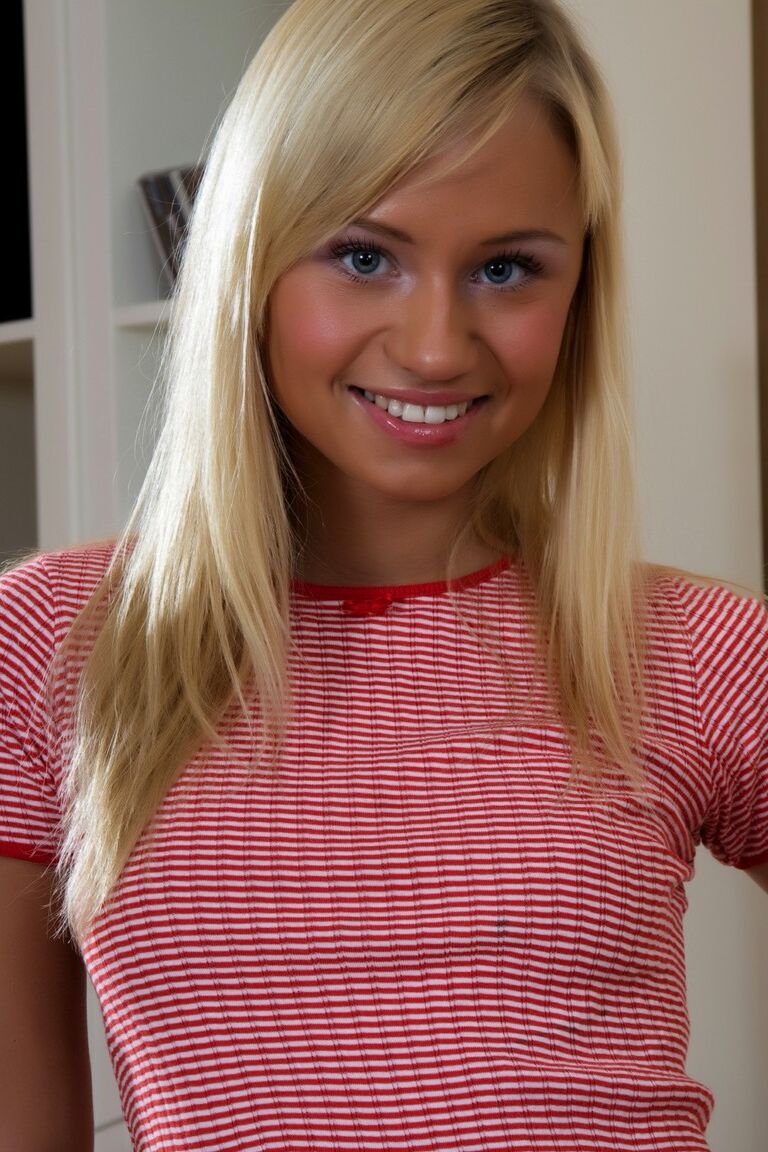12P Une jeune blonde se prend du sperme sur le visage après un rapport sexuel vaginal et anal