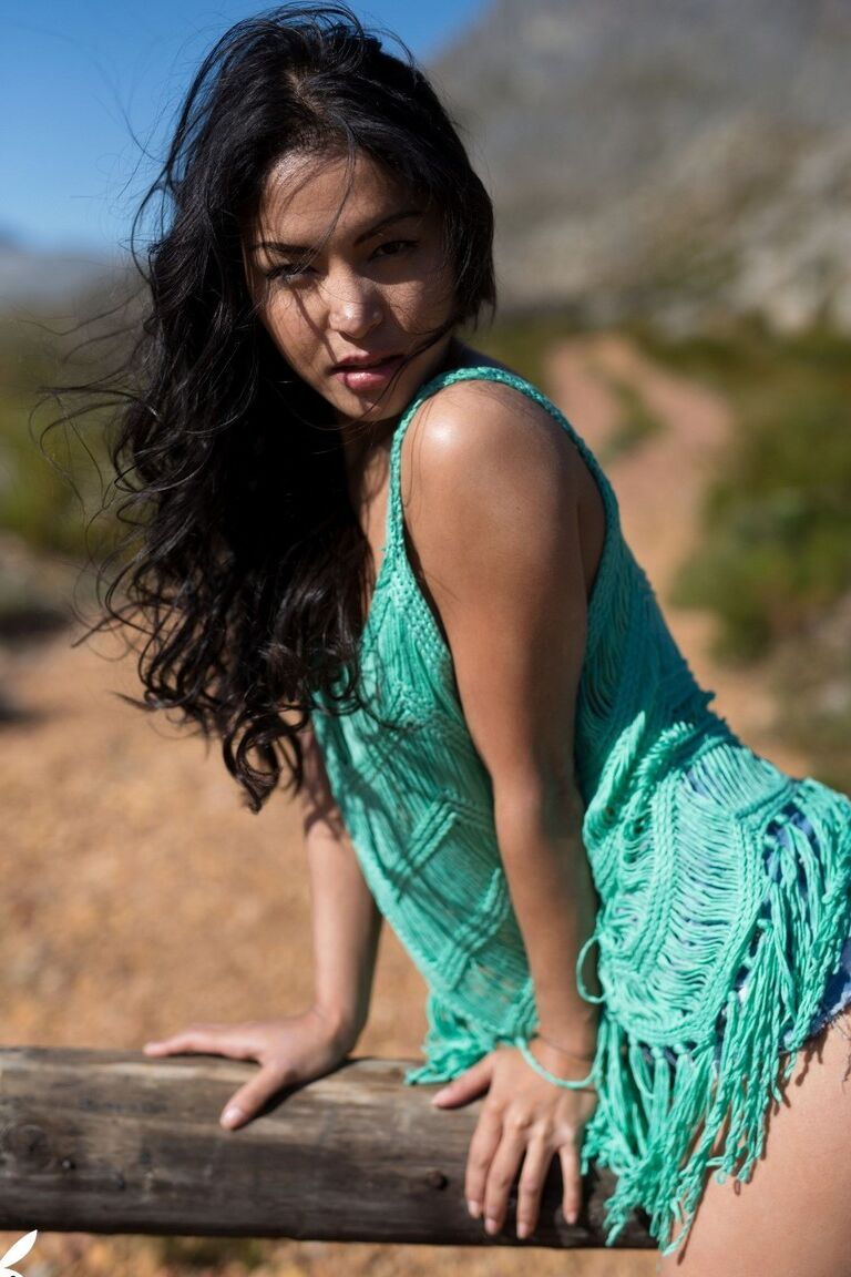 21P La belleza adolescente Chloe Rose se desnuda y posa desnuda en una montaña rocosa