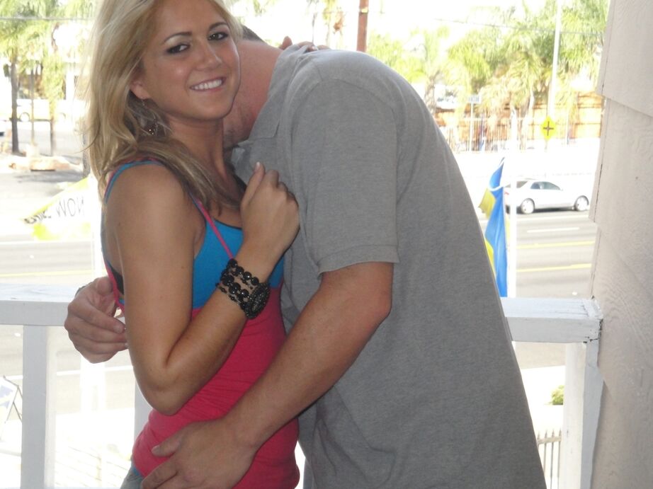 16P La joven rubia sexy Ashley Abott monta una polla con sus turgentes tetas en exhibición