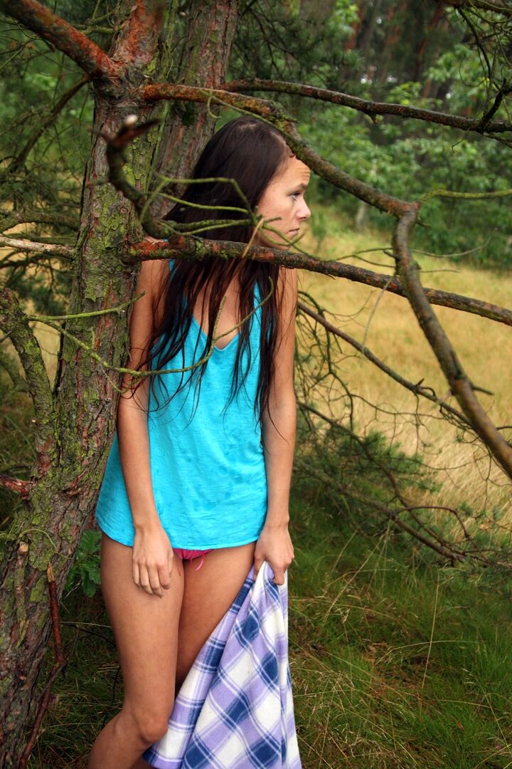 14P Adolescente morena vai fundo na floresta para se masturbar sozinha