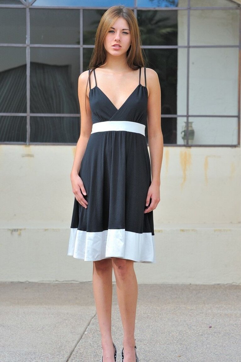 15P Uma adolescente safada levanta o vestido em público e espalha seu pedaço rosa