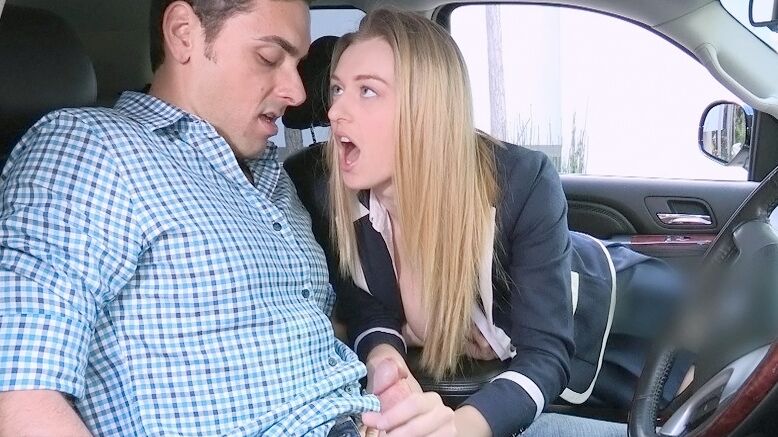 16P La adolescente cachonda con melones grandes Natalia Starr hace una mamada descuidada en el auto