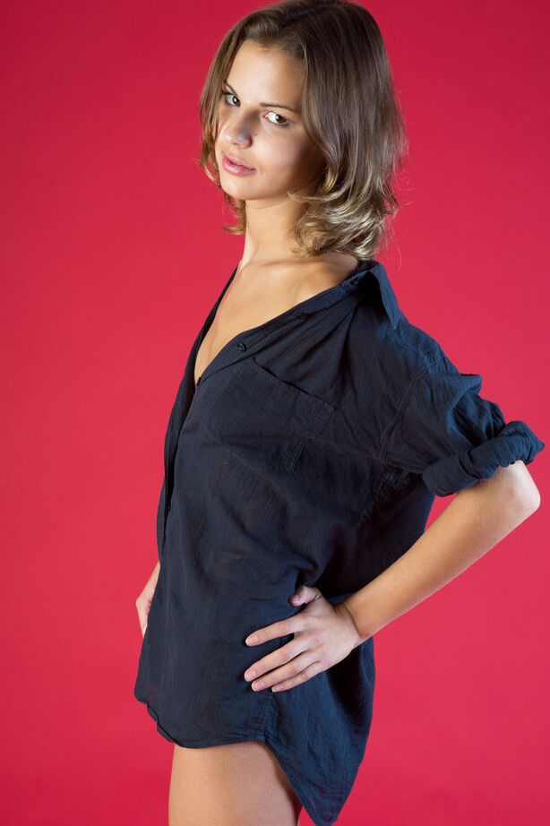 16P La guapa joven Sandra Lauver trabaja sin camisa negra para desnudarse