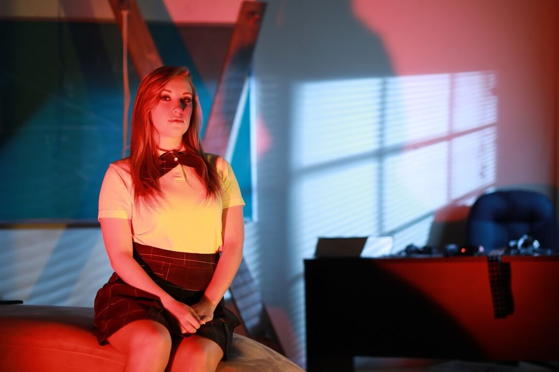 21P Las bellezas cachondas Harley Jade y Mona Wales se quitan sus uniformes de colegiala