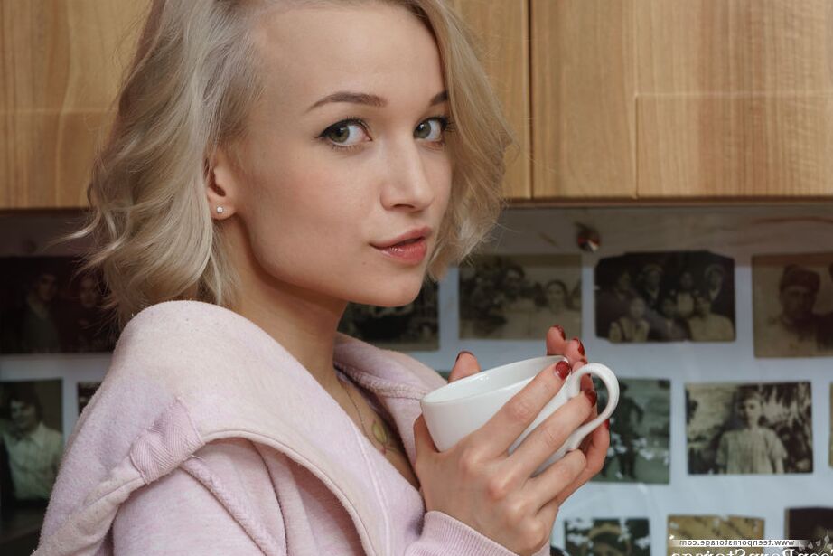 20P Monica, une jeune blonde platine, commence sa journée avec un café et une baise au doigt.