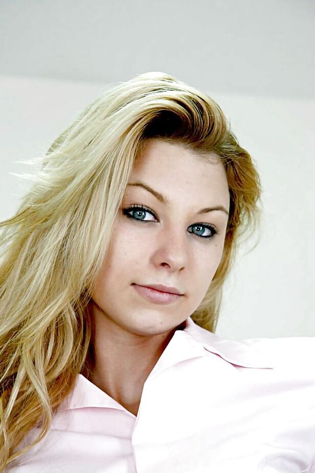 Nikki Flame, secrétaire blonde 16P, expose ses seins et sa chatte rasée au travail.