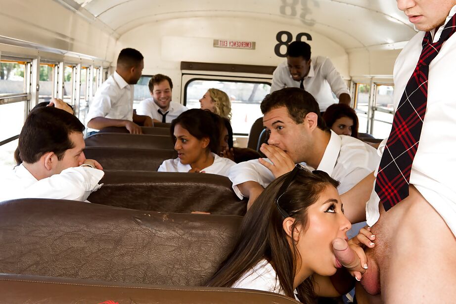 16P Natalie Monroe, une écolière aux cheveux noirs, fait l'amour dans le bus scolaire