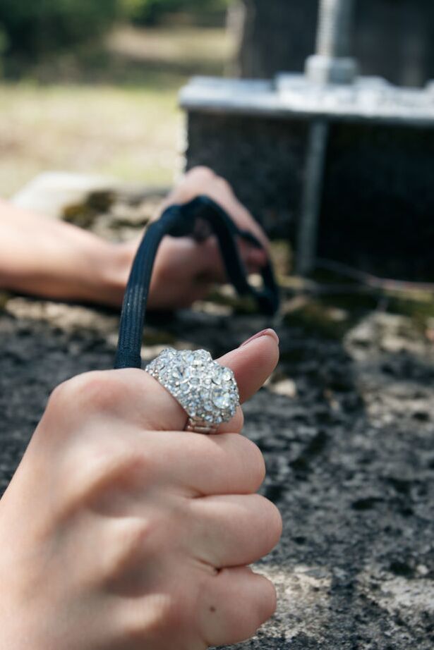 16P Chica fetichista Lexi B con correas de cuero y cadenas en cuclillas para orinar al aire libre