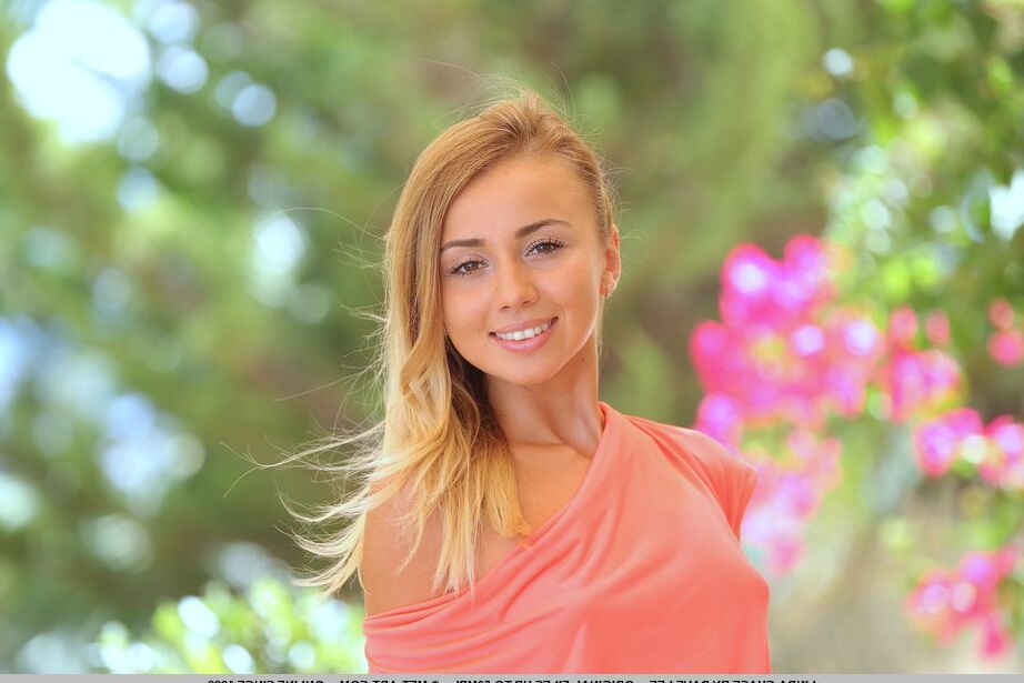 18P A doce adolescente Linda Chase mostra seus peitos pequenos e fenda apertada no pátio