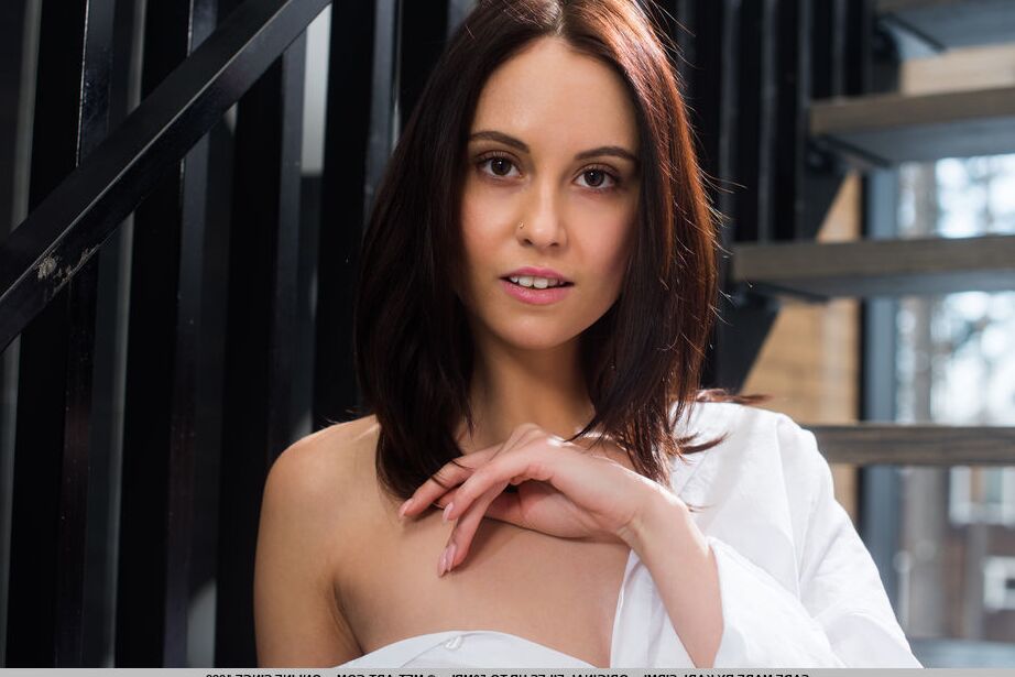 18P A adolescente sexy Sade Mare agarra sua bunda nua depois de ficar nua em uma escada