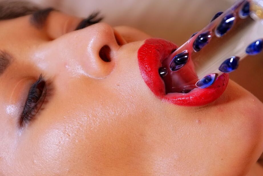 16P A adolescente sexy Annie ostenta lábios vermelhos enquanto se masturba com botas acima do joelho