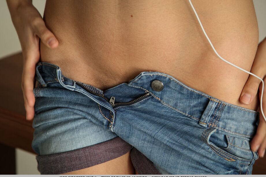 Die 16P langbeinige Schönheit Conny Carter zieht ihre Shorts aus, um die Schamlippen des Teenagers zu spreizen