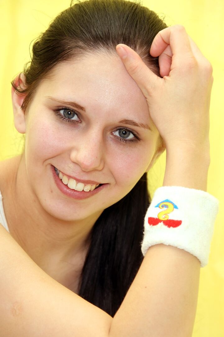10P Morena le gusta masturbarse en la cama