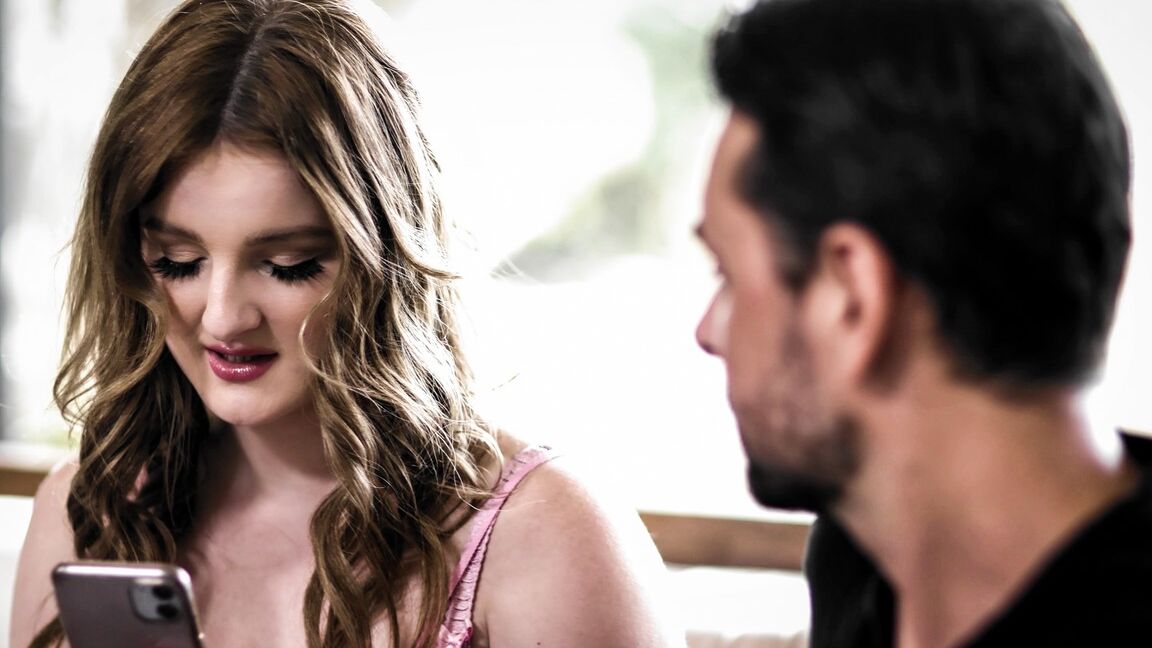 15P A jovem Eliza Eves tem relação sexual com o primo que se beija