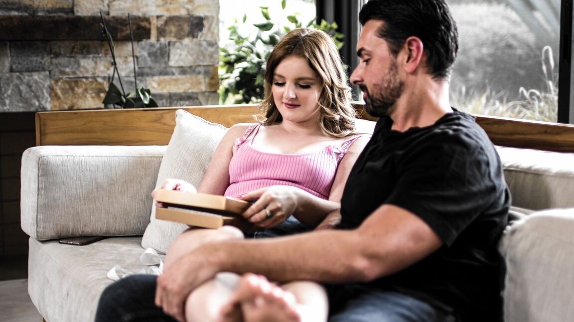 15P A jovem Eliza Eves tem relação sexual com o primo que se beija