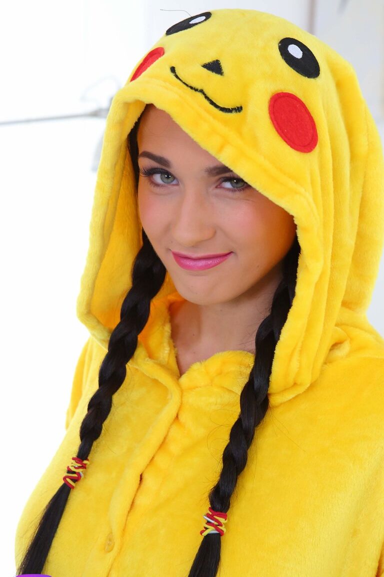 21P Sweet teen fantasiada de Pikachu Nicole Love exibe seus seios e brinca sozinha
