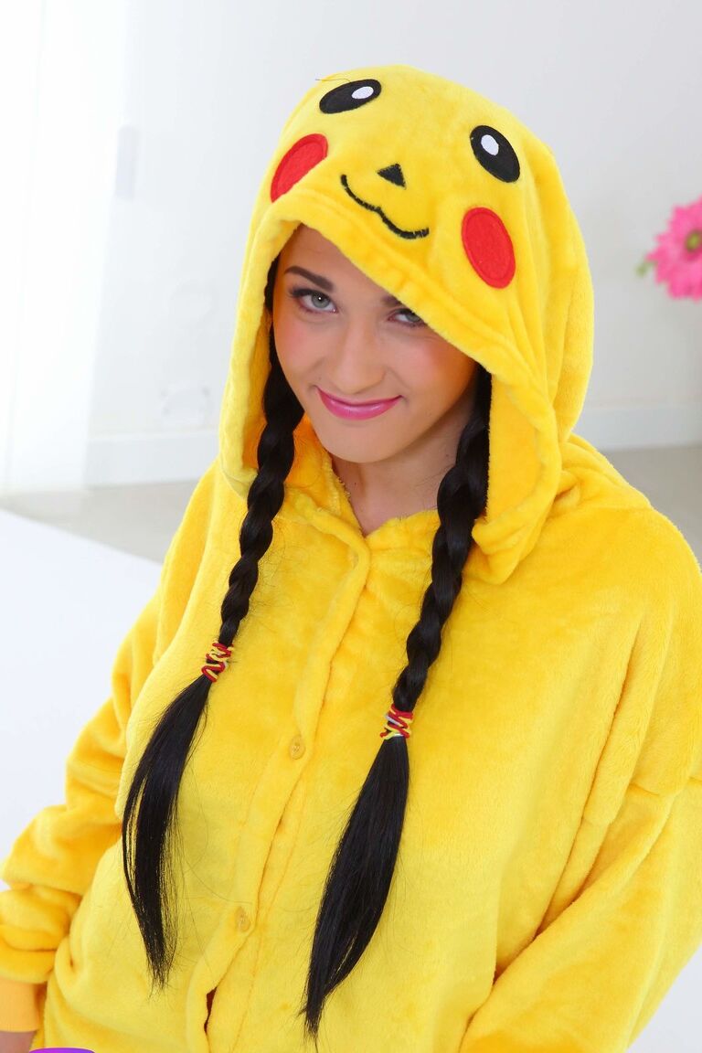 21P Sweet teen fantasiada de Pikachu Nicole Love exibe seus seios e brinca sozinha