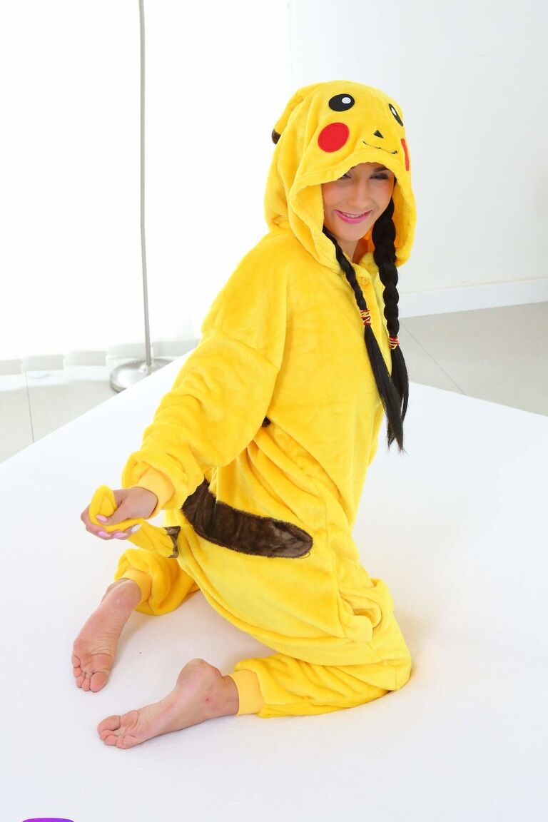 21P Sweet teen fantasiada de Pikachu Nicole Love exibe seus seios e brinca sozinha
