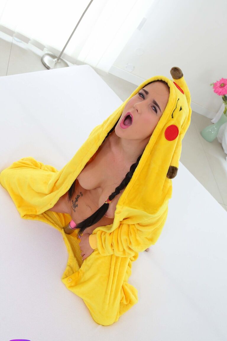21P Sweet teen fantasiada de Pikachu Nicole Love exibe seus seios e brinca sozinha