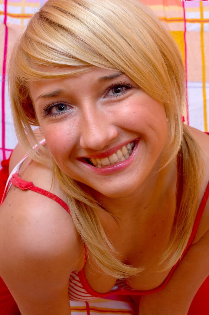 20P Une jolie teen blonde se déshabille avec des nattes avant de se masturber avec un vibromasseur