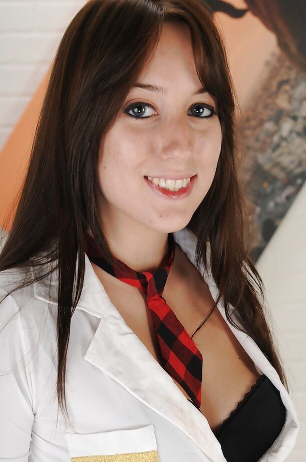 16P A morena adolescente Jennifer Sloan está brincando com seus peitos pequenos