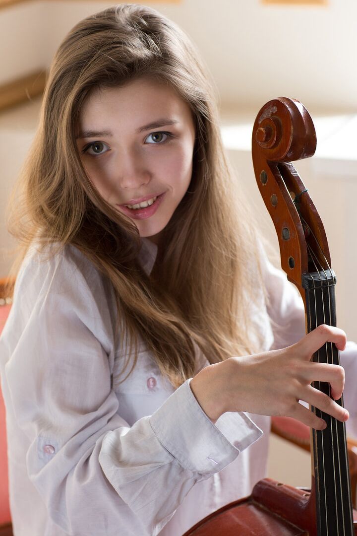 16P A linda adolescente Milla guarda o violoncelo e opta pela carreira de modelo nua