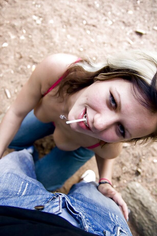 16P Amy E, une salope adolescente, dégouline de sperme de la bouche après avoir fait une pipe en plein air en POV
