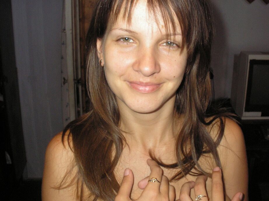 16P La joven amateur Dana se agarra las tetas antes de frotarse la vagina afeitada