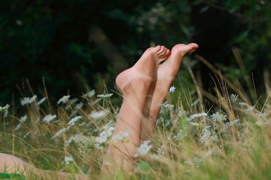 16P La dulce adolescente Hailey se desnuda para posar desnuda sobre una manta en un campo