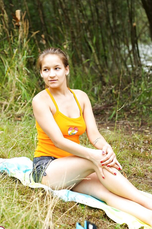 16P Peituda adolescente amadora Adelle se despindo na floresta para nadar no lago