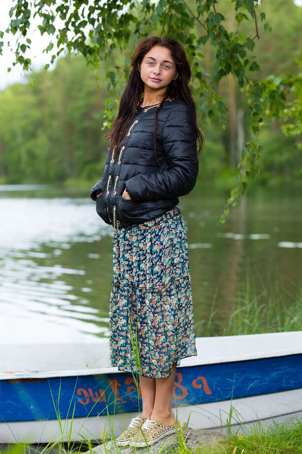 16P La linda adolescente Dolores M muestra su coño y sus tetas calientes junto al lago