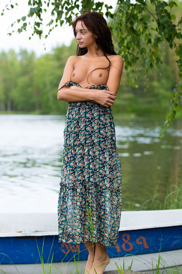 16P La linda adolescente Dolores M muestra su coño y sus tetas calientes junto al lago