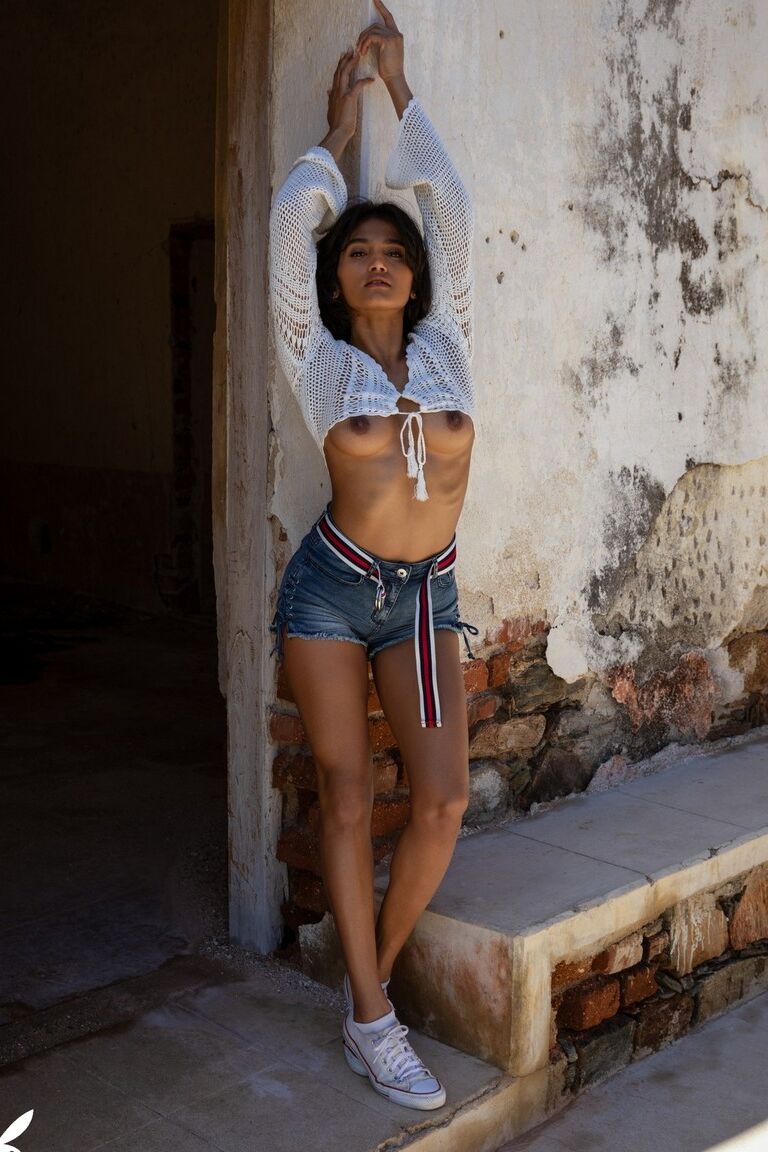 17P La mexicana Angel Constance muestra sus tetas medianas y posa al aire libre