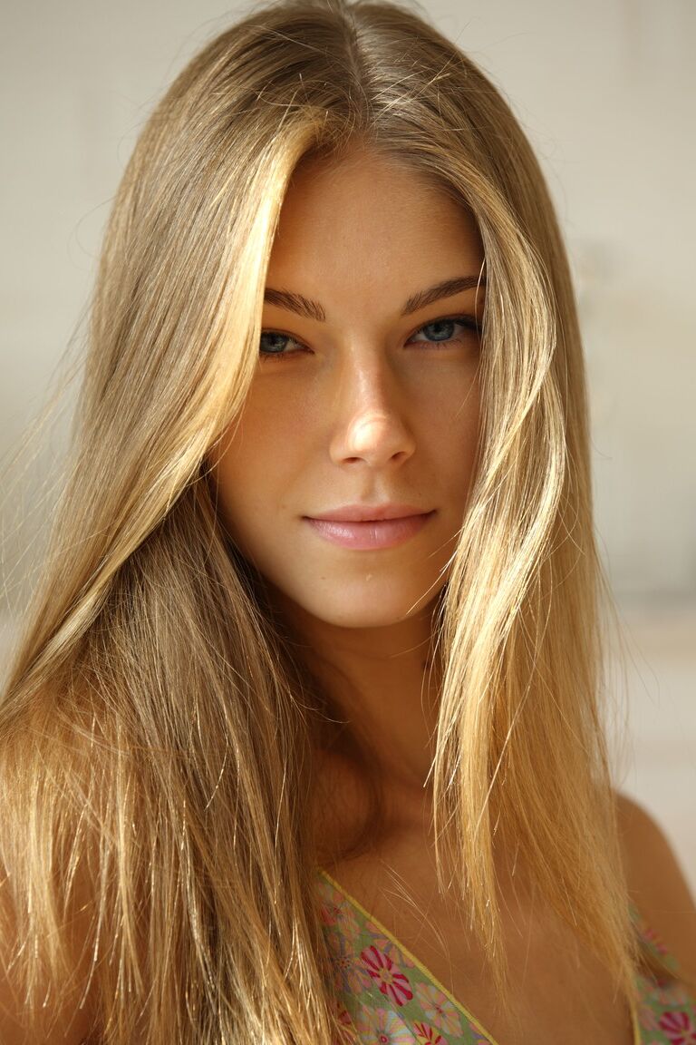 21P Blonder Teenager mit schlanker Figur Katherine A zieht sich aus und posiert nackt