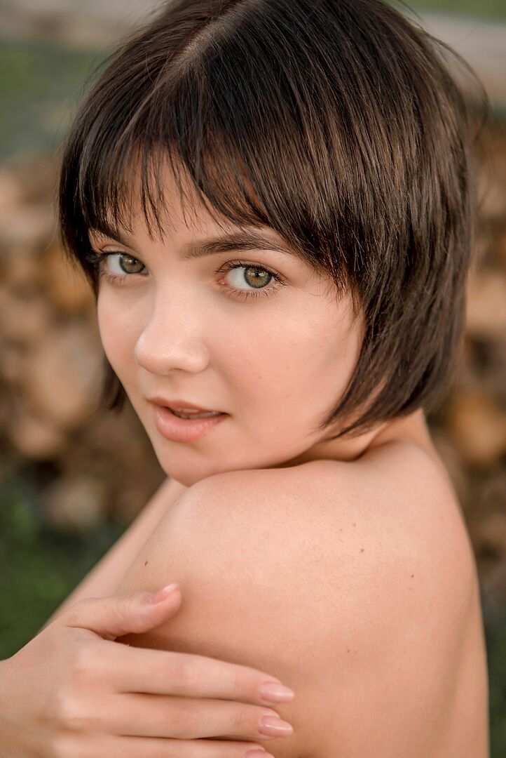 12P Chica adolescente con pelo corto desnuda su culo gordo antes de posar totalmente desnuda al aire libre