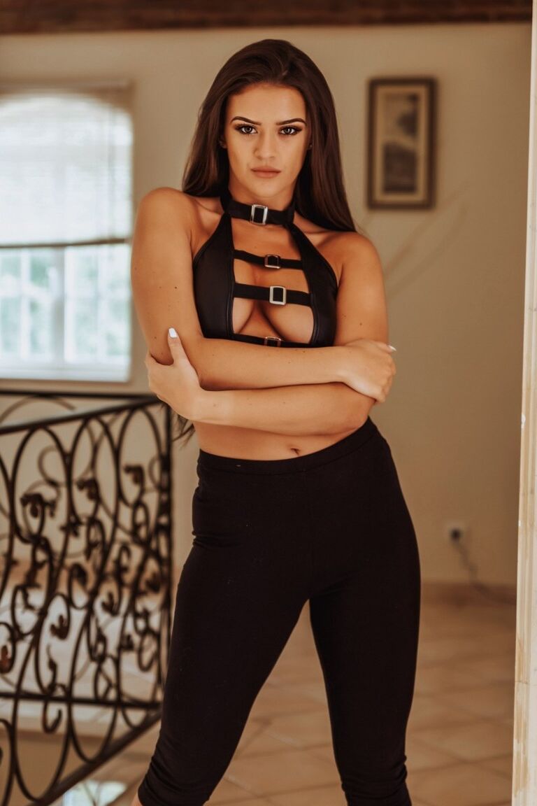 12P イギリス人モデルのブルック・ライトは、タイトな服を着ずに素晴らしいおっぱいとお尻を働かせます