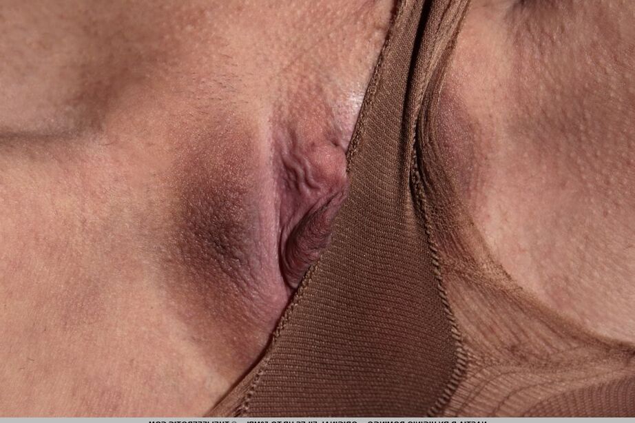 16P A jovem excitada Nastia D rasga a meia-calça para cuidar de sua vagina