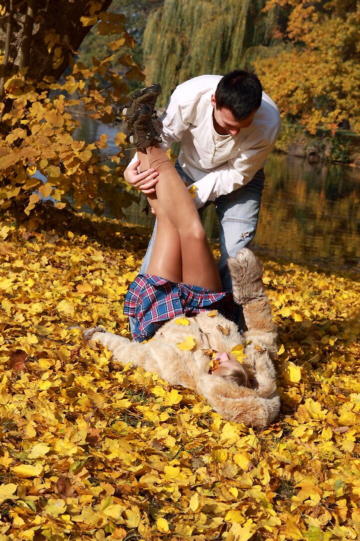 18P Lors d'une promenade romantique, ces adolescents ont été envahis par un désir qui