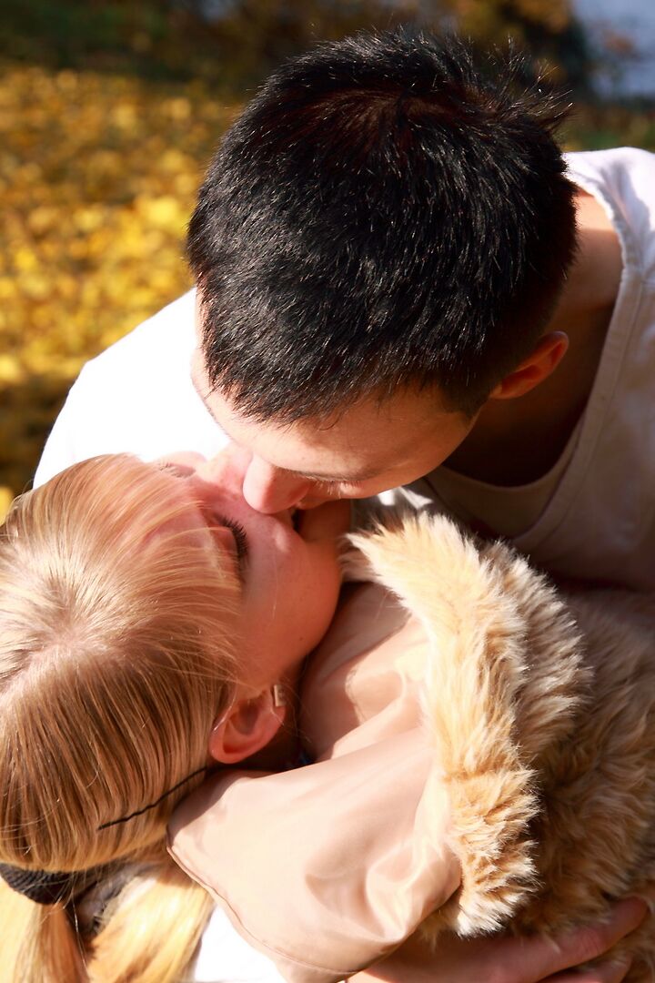 18P Lors d'une promenade romantique, ces adolescents ont été envahis par un désir qui