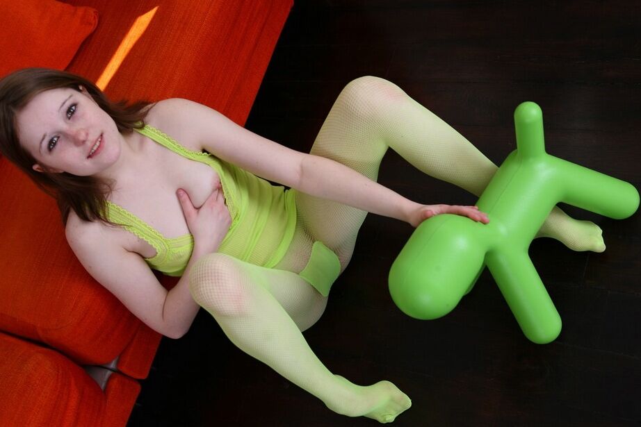 16P Teeny en pantimedias verdes mostrando sus lindas tetas y jugando con un perro de juguete