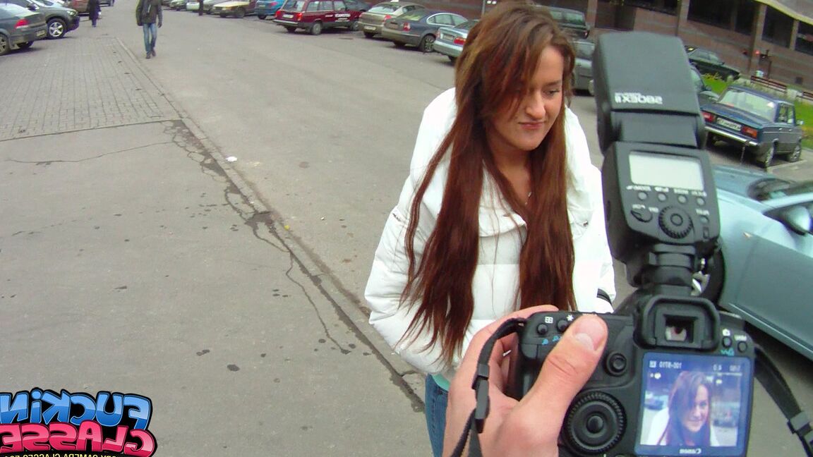 21P Adolescente amadora com seios naturais Kendra Star fica com a vagina raspada recheada