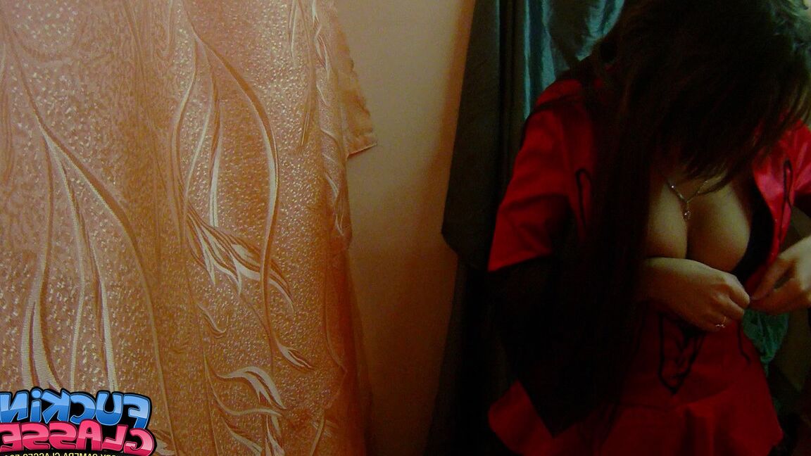 21P Adolescente amadora com seios naturais Kendra Star fica com a vagina raspada recheada