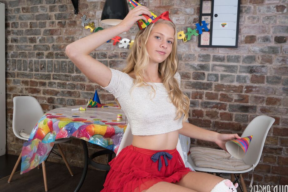20P Cette adolescente incroyablement sexy et belle aime déposer sa tenue sexy