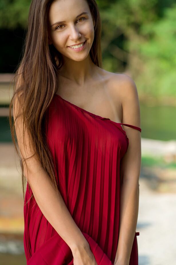 18P La hermosa joven Alisa Amore se desnuda para posar desnuda en solitario cerca de una presa