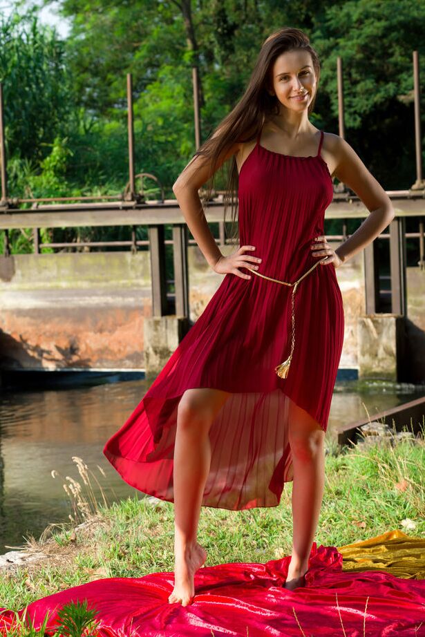 18P La hermosa joven Alisa Amore se desnuda para posar desnuda en solitario cerca de una presa