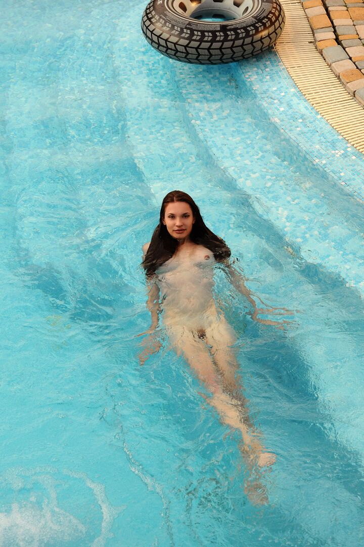 16P La adolescente desnuda Lucie L hace excelentes poses en solitario mientras está en una piscina